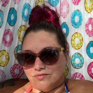 Meet your Posher, Holly